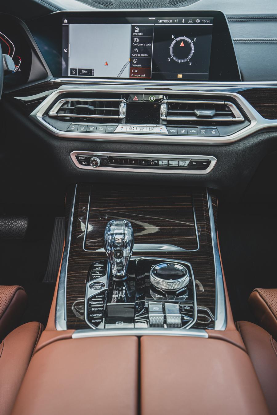 Детали интерьера BMW X7 xDrive30d Design Pure Excellence (G07) 2019 года  (WW) (фото 19 из 36)